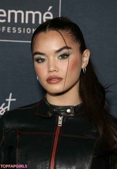 story: PARIS BERELC SEXY SEEN FLAUNTING HER TONED BODY AT THE PHANTOM FITNESS TSQ LIVE IN NYC (2022)